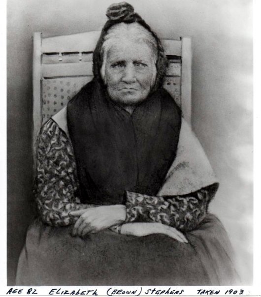 Portrait photo of seated elderly woman