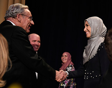 Washington Post journalist Bob Woodward congratulates Sawsan Morrar for receiving a scholarship at the White House Correspondents’ Association Dinner in 2017. (Courtesy)